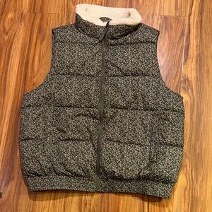 Universal Thread Olive Green Floral Quilted Vest with Cream Sherpa